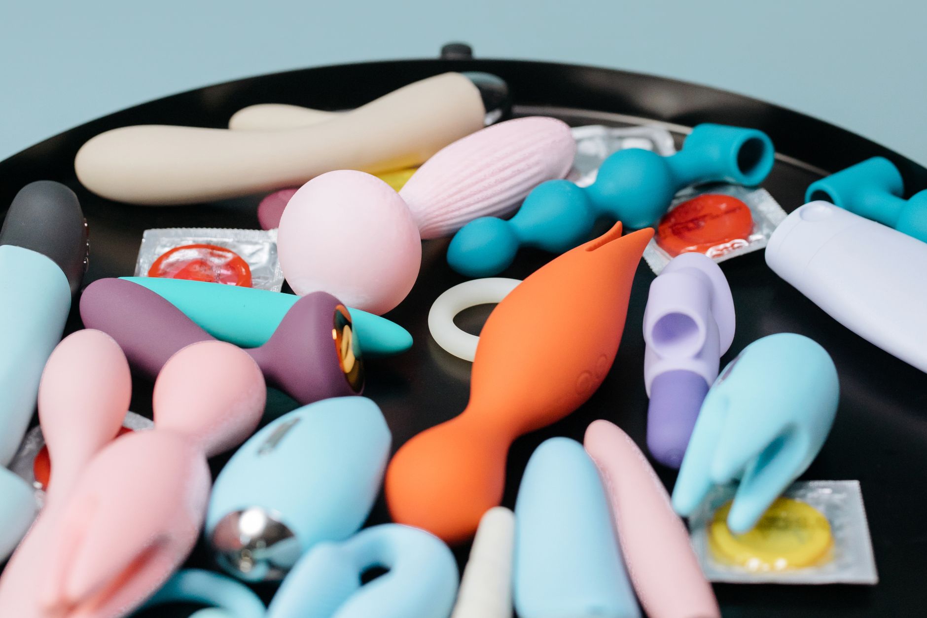Eine kreative Darstellung eines Zitronenvibrators, umgeben von geschälten Bananen auf gelbem Untergrund